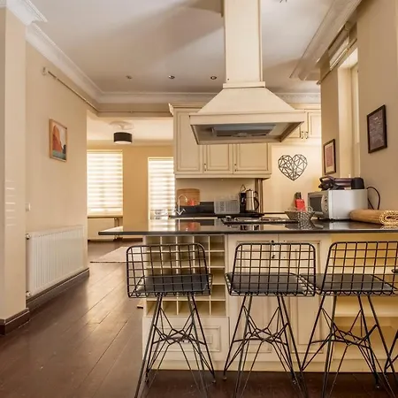 Stylish Flat, 3br, 2ba *