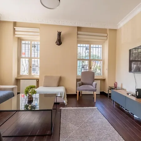 Stylish Flat, 3br, 2ba Apartment *