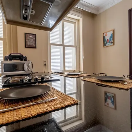Stylish Flat, 3br, 2ba Apartment *