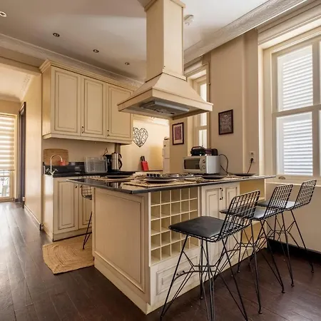 Stylish Flat, 3br, 2ba Apartment *