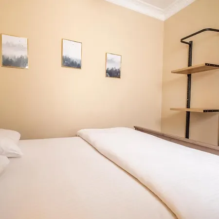 Stylish Flat, 3br, 2ba *