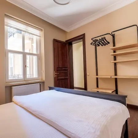 Stylish Flat, 3br, 2ba *