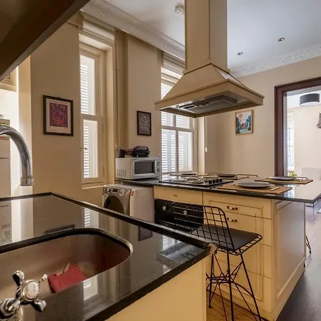 Stylish Flat, 3br, 2ba *