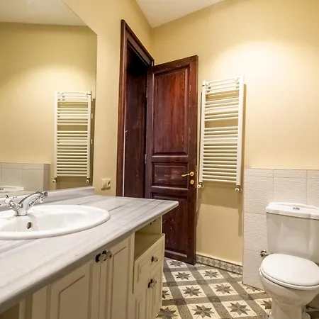 Stylish Flat, 3br, 2ba *